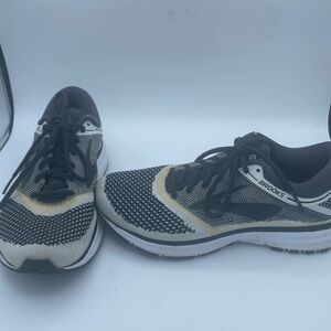 Woman’s Brooks Revel grey / white knit running athletic sneakers shoes sz 8.5